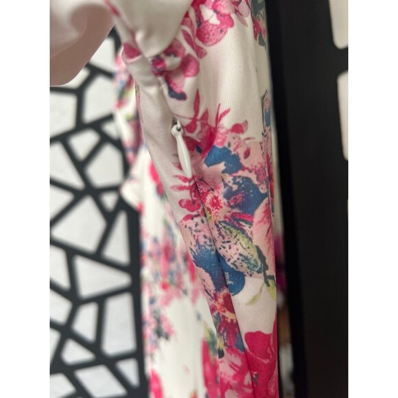 Beautiful flattering long demure floral dress. Perfect for wedding guests - Picture 6 of 8